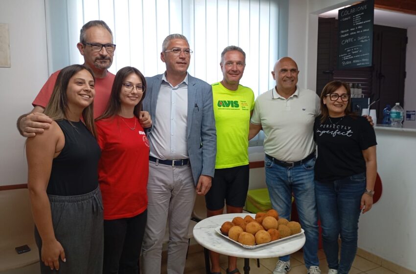 Daniele Vallet fa tappa a Santa Croce: accoglienza calorosa in Avis per il ciclista solidale