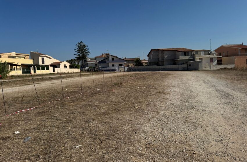 Riqualificazione in corso per un’area di sosta all’ingresso di Punta Secca