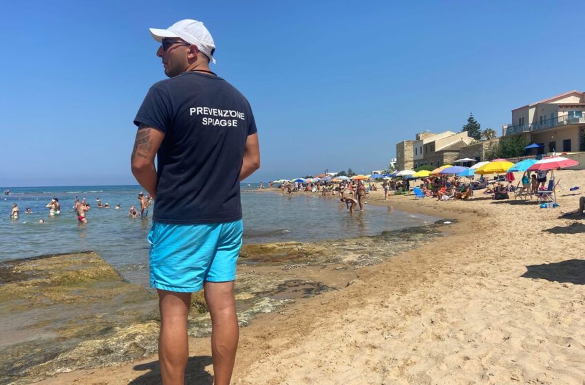 Punta Secca, bagnino eroe salva quattro ragazzi dalla corrente