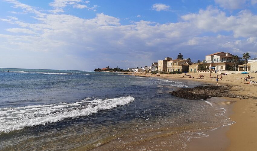 Sicurezza in spiaggia, l’opposizione incalza: “Serve chiarezza sul servizio di salvataggio”